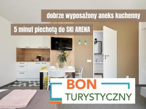 kuchnia i jadalnia ze stołem w pokoju w obiekcie Villa Alpina - 5 minut do szlaków i wyciągów w Szklarskiej Porębie +37 zdjęć