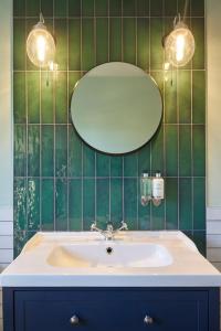 bagno con lavandino e specchio di Castle Hotel by Chef & Brewer Collection a Leicester