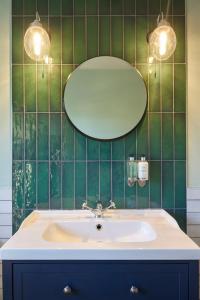 y baño con lavabo y espejo. en Castle Hotel by Chef & Brewer Collection, en Leicester