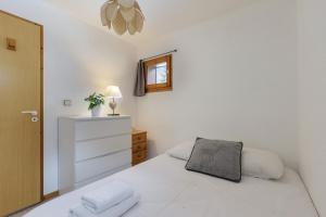 um quarto com uma cama, uma cómoda e um espelho em Les Jardins du Mont-Blanc - Happy Rentals em Chamonix-Mont-Blanc