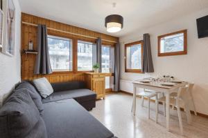 uma sala de estar com um sofá e uma mesa em Les Jardins du Mont-Blanc - Happy Rentals em Chamonix-Mont-Blanc