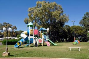 un parque con parque infantil con tobogán en Salice Resort en Marina di Schiavonea