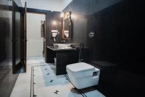 Koupelna v ubytování Hotel Dev Garh + 15 fotografií