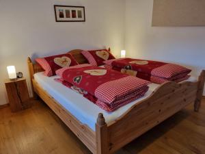NittenauにあるFerienwohnung Schindlerのベッドルーム1室(赤い枕のベッド2台付)