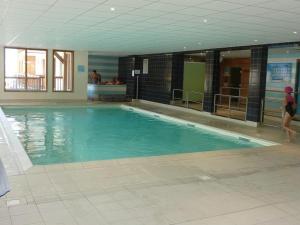 Piscina de la sau aproape de Appartement Les Orres, 3 pièces, 10 personnes - FR-1-322-296