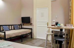 ein kleines Wohnzimmer mit einem Sofa und einem Tisch in der Unterkunft B&B Benincasa in Palermo