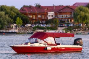 马赫穆迪亚卡萨提奥酒店的水中一艘红白的船