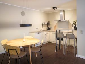 uma cozinha e sala de jantar com mesa e cadeiras em Ferienwohnung Tulpenbaum em Bad Krozingen