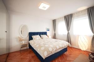sypialnia z niebieskim łóżkiem i oknem w obiekcie Casa della Nonna Old town Zadar w mieście Zadar