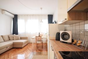 salon z kanapą i stołem w obiekcie Casa della Nonna Old town Zadar w mieście Zadar