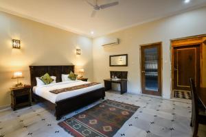Postel nebo postele na pokoji v ubytování Hotel Dev Garh