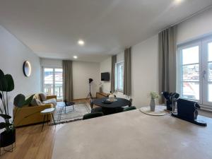 a living room with a couch and a table at Gmund Seeliebe Premiumsuite in Gmund am Tegernsee