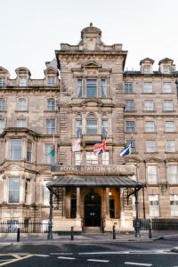 duży budynek z flagami przed nim w obiekcie Royal Station Hotel- Part of the Cairn Collection w mieście Newcastle upon Tyne