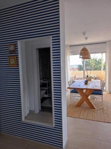Pokój ze stołem i jadalnią w obiekcie SALT Apartment w Medulinie
