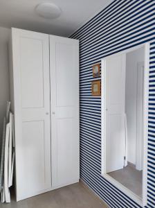 Pokój z 2 białymi szafkami i lustrem w obiekcie SALT Apartment w Medulinie