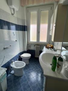 een badkamer met een toilet en een wastafel bij Ardenza Liberty in Livorno