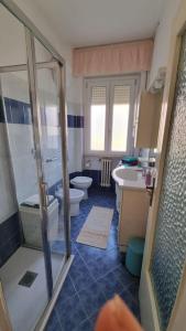 een badkamer met een douche, een toilet en een wastafel bij Ardenza Liberty in Livorno