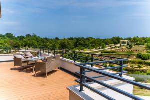 En balkong eller terrasse på Villa Arkaim with Private Pool