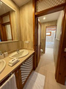 a bathroom with two sinks and a mirror at Hotel Rural Rosario Martin in Puerto del Rosario