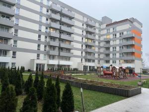 ワルシャワにあるK22 Sky Apartments in the Warsawの大きなアパートメントで、前に遊び場があります。