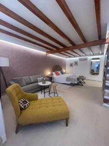 - un salon avec un canapé et un lit dans l'établissement Hotel Rural Rosario Martin, à Puerto del Rosario