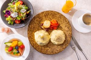 due piatti di cibo con uova e insalata e una tazza di caffè di Hotel Allamanda Aoyama Tokyo a Tokyo