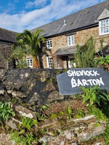 una señal para una panadería Shawrock delante de una casa en Sheviock Barton Bed & Breakfast en Sheviock