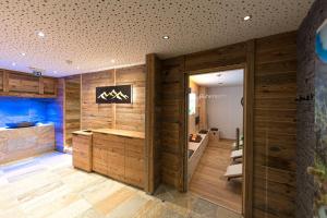 um quarto amplo com paredes e pisos em madeira em Hotel Garni Bellevue em Ischgl