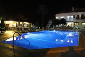 Bazén v ubytování Hotel Binlik nebo v jeho okolí