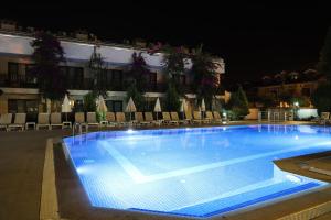 Bazén v ubytování Hotel Binlik nebo v jeho okolí