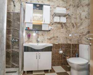 uma casa de banho com um lavatório e um WC em 216 Palace Suite em Istambul
