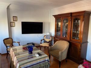 Televízia a/alebo spoločenská miestnosť v ubytovaní Apartamento Ravel Playa Málaga