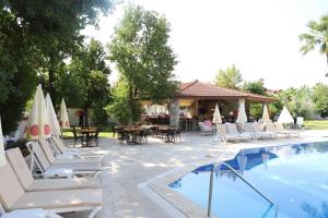 Bazén v ubytování Hotel Binlik nebo v jeho okolí
