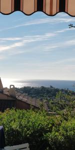 uma vista para o oceano a partir de um edifício em "TI SABLE" Agréable studio climatisé, Jolie Vue Mer, Piscine à Cavalaire sur Mer Golfe de St-Tropez em Cavalaire-sur-Mer