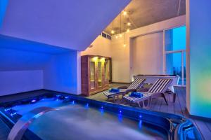 Bazén v ubytování Maltese Luxury Villas - Sunset Infinity Pools, Indoor Heated Pools and More! nebo v jeho okolí