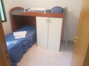 ガリポリにあるAppartamenti Oleandri Baia Verdeの二段ベッド1組、キャビネットが備わるドミトリールームです。