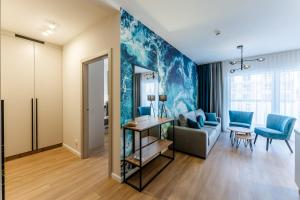 グジボボにあるSunset Resort III, Nadmorska 100Aの青い絵画が壁に描かれたリビングルーム