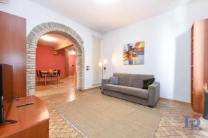 ein Wohnzimmer mit einem Sofa und einem Tisch in der Unterkunft DesenzanoLoft Let It Be A Dream in Desenzano del Garda
