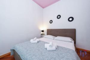 デセンツァーノ・デル・ガルダにあるDesenzanoLoft Let It Be A Dreamのベッドルーム1室(白い枕付きのベッド1台付)