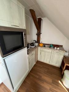 a kitchen with a microwave and a sink at Pension für Monteure in Leisnig in Leisnig