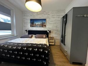 1 dormitorio con 1 cama grande en una habitación en Bootshaus Appartements, en Cuxhaven