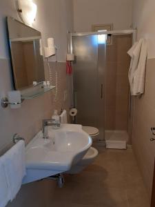 A bathroom at Hotel Conca d'Oro
