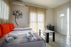 1 dormitorio con cama, mesa y ventana en Kapahi Magic Hotel Apartments, en Potos