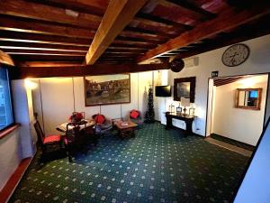 une chambre avec des tables et des chaises et une horloge sur le mur dans l'établissement Hotel S.Giorgio & Olimpic, à Florence