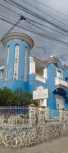 um edifício azul com um sinal em frente em San Luis em São Luís