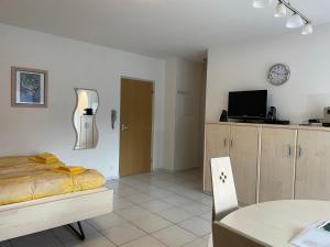 1 dormitorio con 1 cama y 1 mesa con silla en Muralto-Locarno: Miramonti Apt. 4, en Locarno
