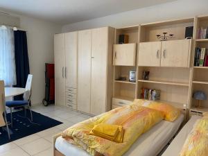 1 dormitorio con cama, armarios y escritorio en Muralto-Locarno: Miramonti Apt. 4, en Locarno