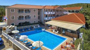  Elle offre une vue aérienne sur un hôtel doté d'une piscine. dans l'établissement Kozanos Hotel & Suites, à Amoudi