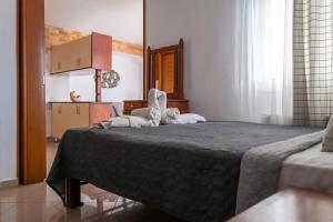 1 dormitorio con 1 cama grande y toallas. en Kapahi Seaview Hotel Apartments, en Potos