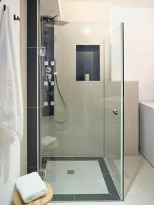 um chuveiro com uma porta de vidro na casa de banho em Ferienwohnung Tulpenbaum em Bad Krozingen